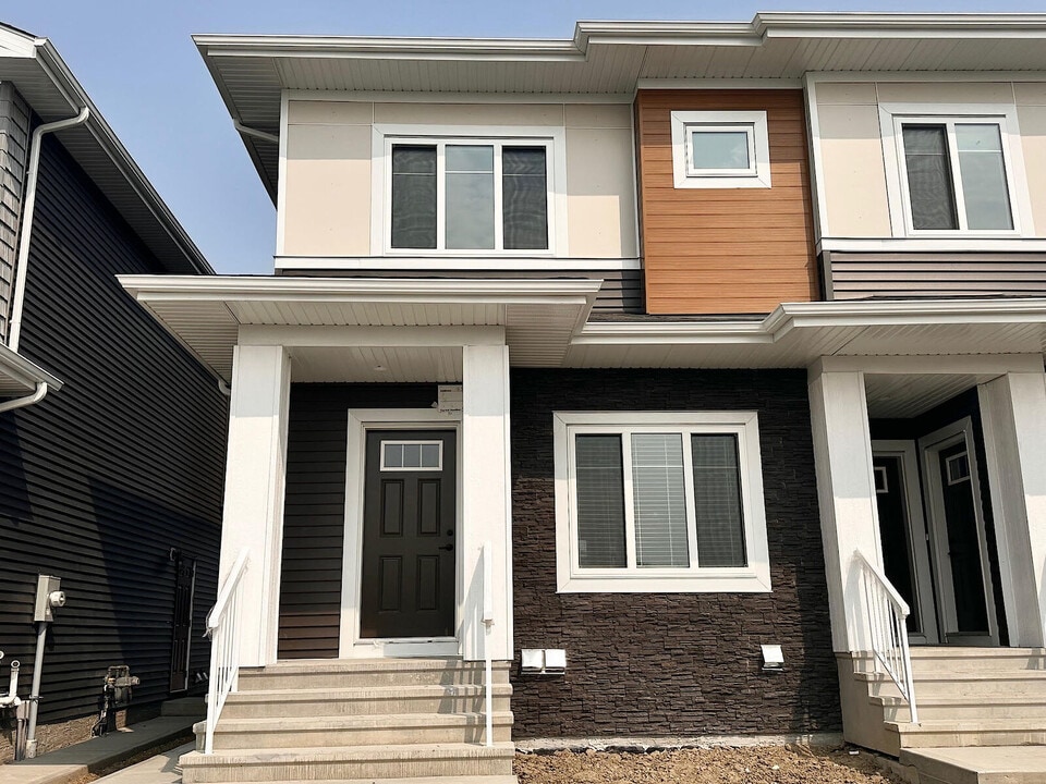 16542-16521 21 Ave SW in Edmonton, AB - Building Photo