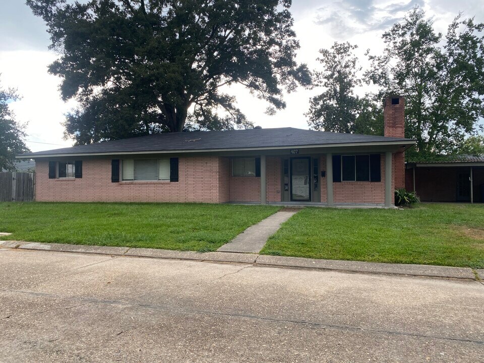 407 N Morton St in Jennings, LA - Building Photo