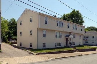 22-30 Valley St in Central Falls, RI - Foto de edificio - Building Photo