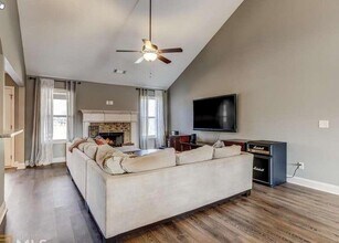 511 Lena Dr in Hoschton, GA - Building Photo - Building Photo