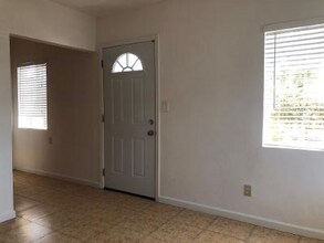 4830 Auburn Dr in San Diego, CA - Building Photo - Building Photo