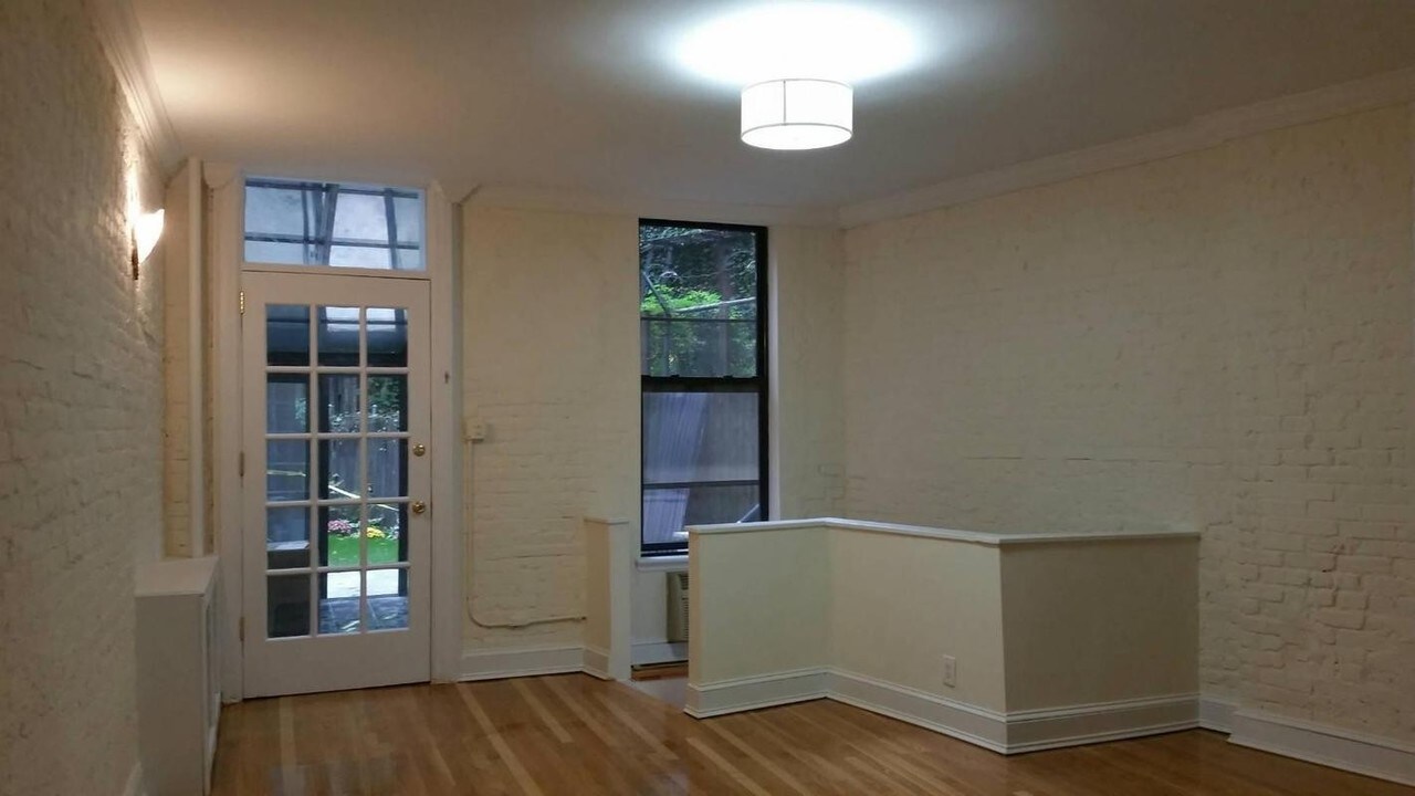 70 Barrow St-Unit -1-R in New York, NY - Building Photo