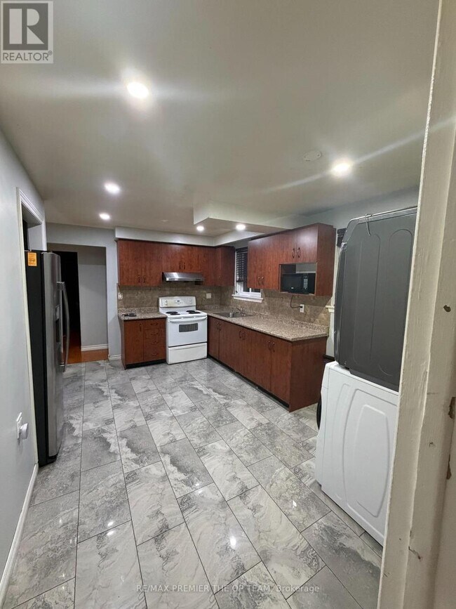 7260 Collett Rd in Mississauga, ON - Building Photo - Building Photo