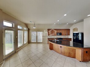 13022 Golden Water Ct in Houston, TX - Foto de edificio - Building Photo