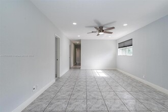 1401 NW 65th Terrace in Hollywood, FL - Foto de edificio - Building Photo