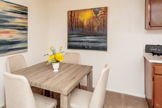 Sunrise Apartments in San Bernardino, CA - Foto de edificio - Interior Photo