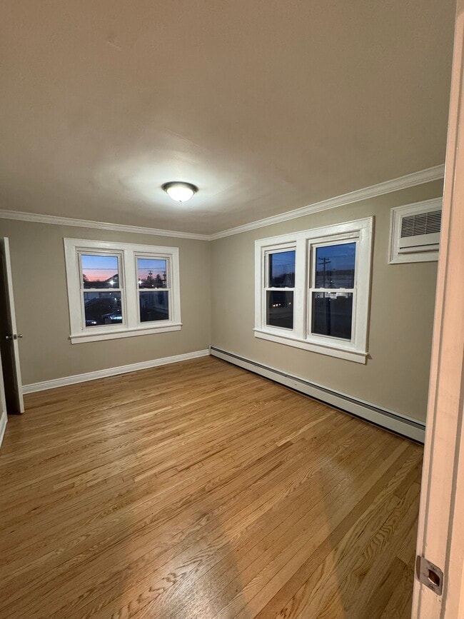 7 Cammerer Ave, Unit 2 in East Rockaway, NY - Foto de edificio - Building Photo