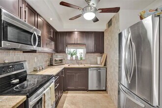 9410 N Hollybrook Lake Dr in Pembroke Pines, FL - Building Photo - Building Photo