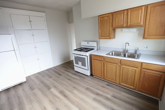 437 Eastern Ave SE in Grand Rapids, MI - Building Photo - Building Photo