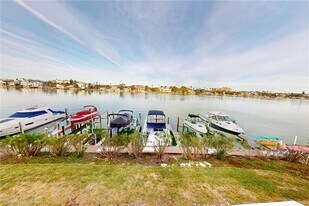 736 Island Way in Clearwater, FL - Building Photo