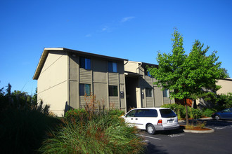 Cross Creek Apartments in Bellevue, WA - Foto de edificio - Building Photo