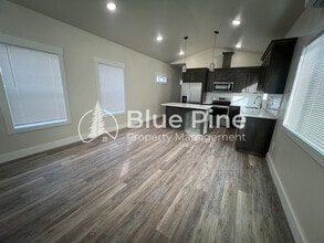 323 Gladstone St in Idaho Falls, ID - Foto de edificio - Building Photo