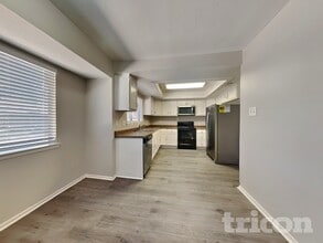 11519 Perry Rd in Houston, TX - Foto de edificio - Building Photo