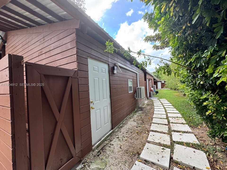 12201 SW 64th St in Miami, FL - Building Photo