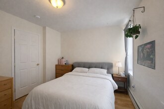 1056 Cambridge St, Unit 2R in Cambridge, MA - Foto de edificio - Building Photo