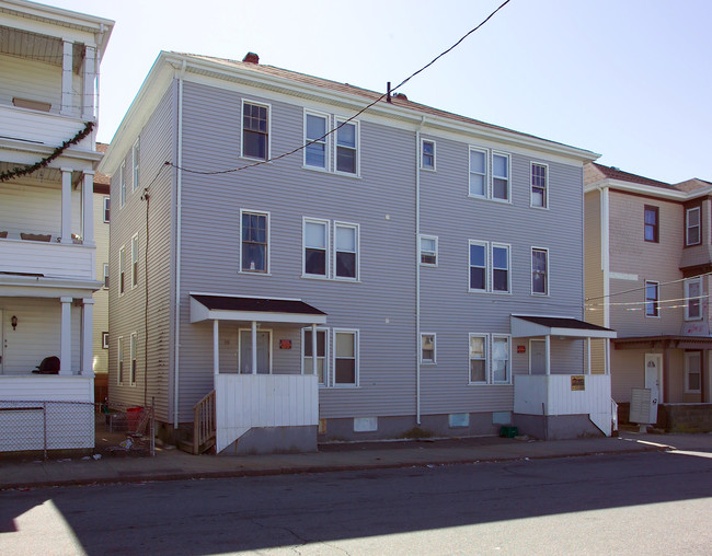 51-59 Benjamin St in Fall River, MA - Foto de edificio - Building Photo