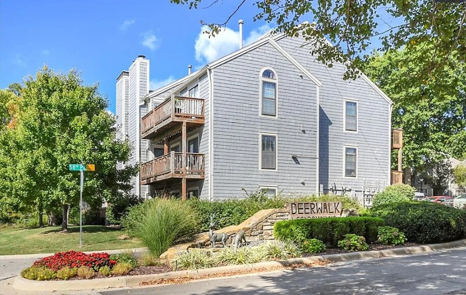 12027 W 58th Pl in Shawnee, KS - Building Photo