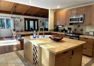 32 Eastwoods Dr in Woodstock, NY - Building Photo - Building Photo