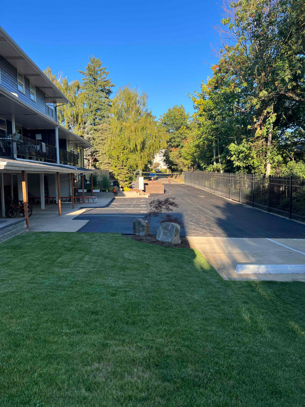 2755 NE Hogan Dr in Gresham, OR - Foto de edificio - Building Photo