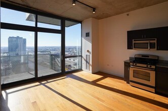235 W Van Buren St, Unit 3308 in Chicago, IL - Building Photo - Building Photo
