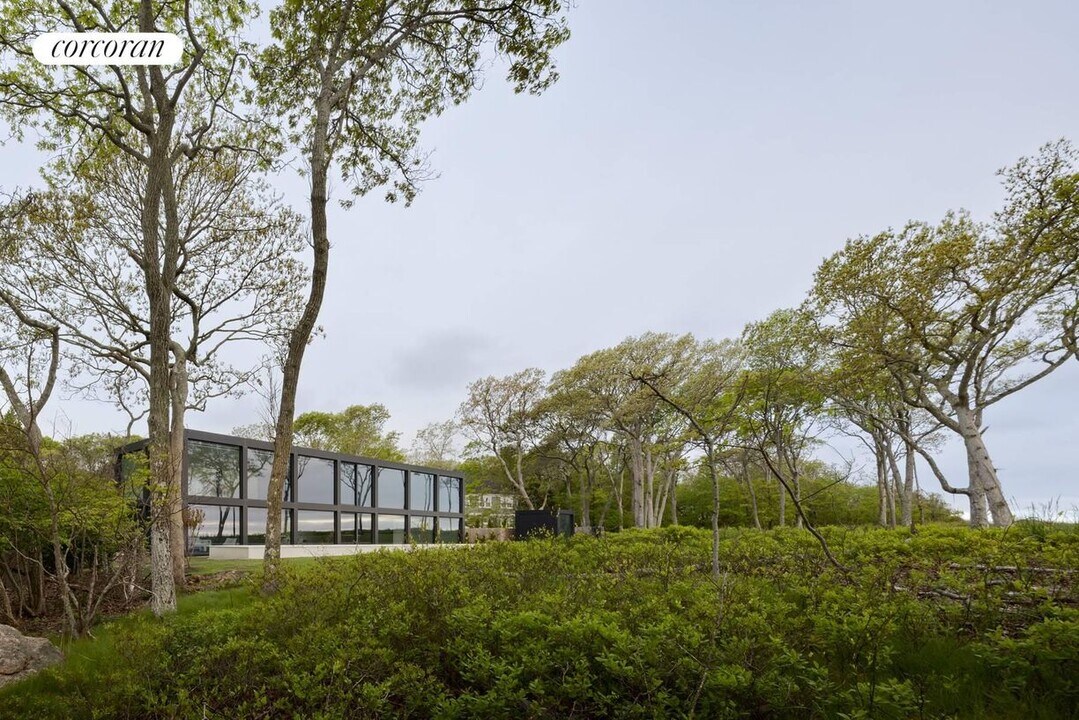 32 Hedges Banks Dr in East Hampton, NY - Building Photo