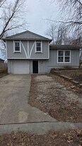 923 NE Westwind Cir in Lee's Summit, MO - Building Photo