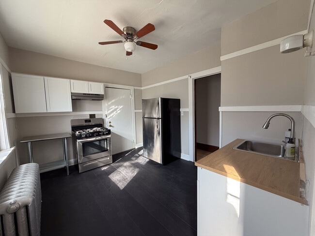 2000 E Newberry Blvd, Unit Lower in Milwaukee, WI - Building Photo - Building Photo