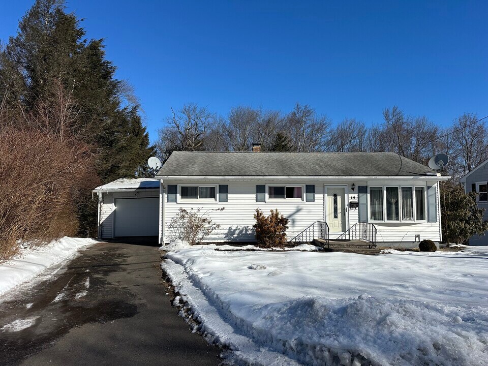 14 Grandview Ave in Watertown, CT - Building Photo