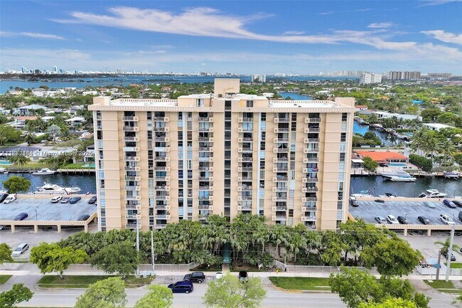 2350 NE 135th St in North Miami, FL - Building Photo - Building Photo