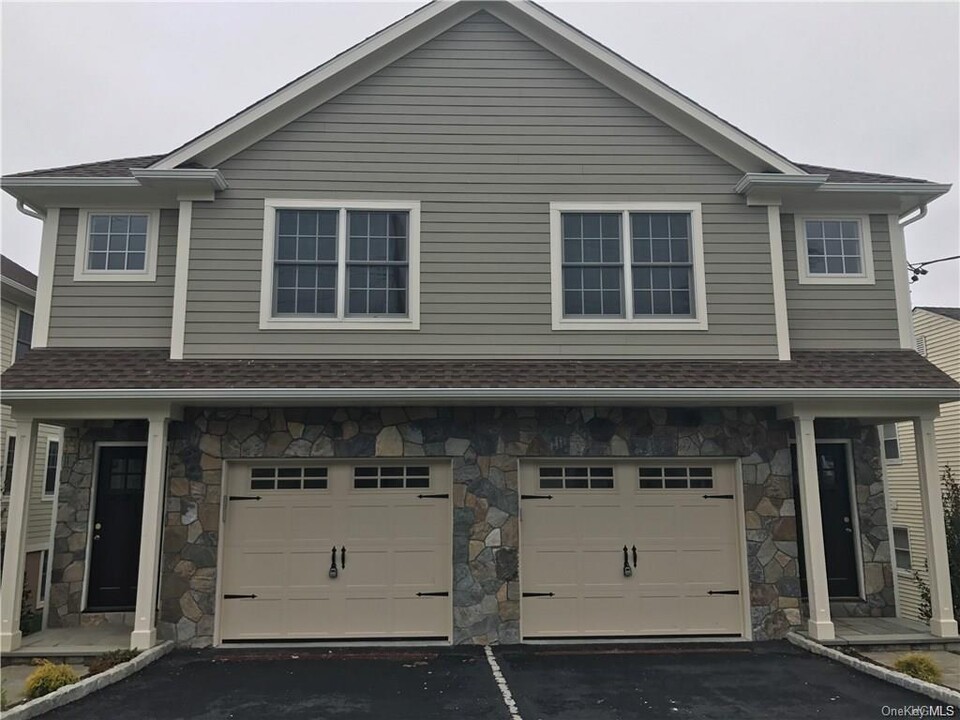 395 Columbus Ave in Harrison, NY - Building Photo