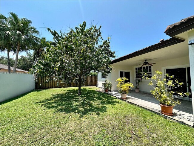 16211 NW 84th Ct in Miami Lakes, FL - Building Photo - Building Photo
