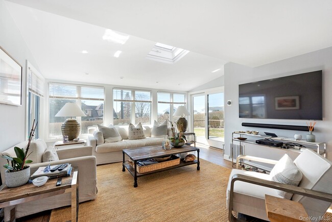 23 Landing Ln in Southampton, NY - Building Photo - Building Photo