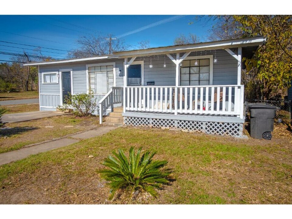 1003 Poinsettia St in San Antonio, TX - Building Photo