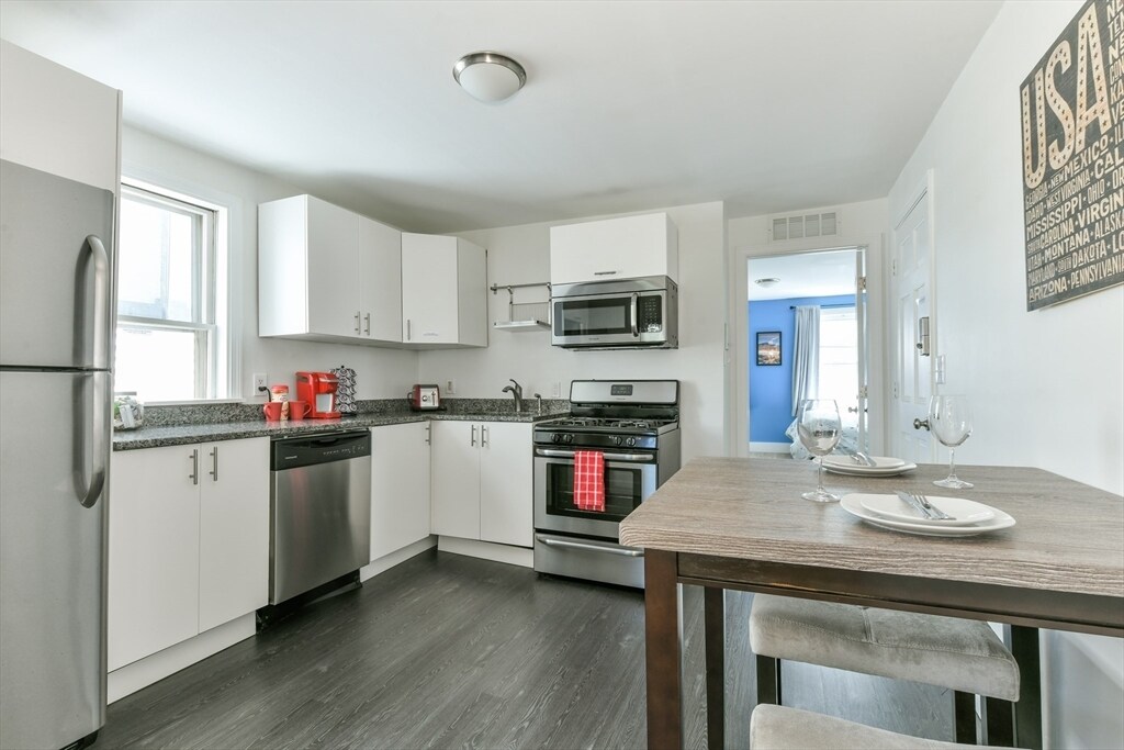 158 Everett St in Boston, MA - Building Photo