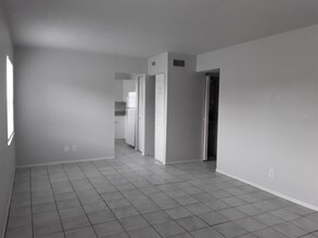 111 SW Madison Cir N-Unit -207 in St. Petersburg, FL - Building Photo - Building Photo