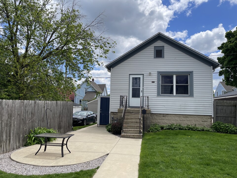 443 E Dover St, Unit A in Milwaukee, WI - Building Photo
