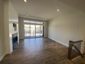 1901 Northern Flicker Ct in Kelowna, BC - Building Photo - Building Photo