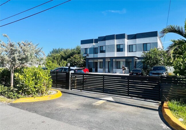 309 NW 7th Ct in Hallandale Beach, FL - Building Photo - Building Photo