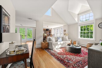 427 Westfield St in Dedham, MA - Foto de edificio - Building Photo