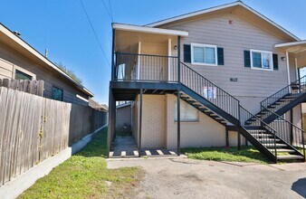 8127 Colonial Ln in Houston, TX - Building Photo - Building Photo