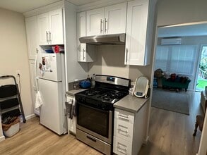 Cross Apartments in La Crescenta, CA - Building Photo - Building Photo