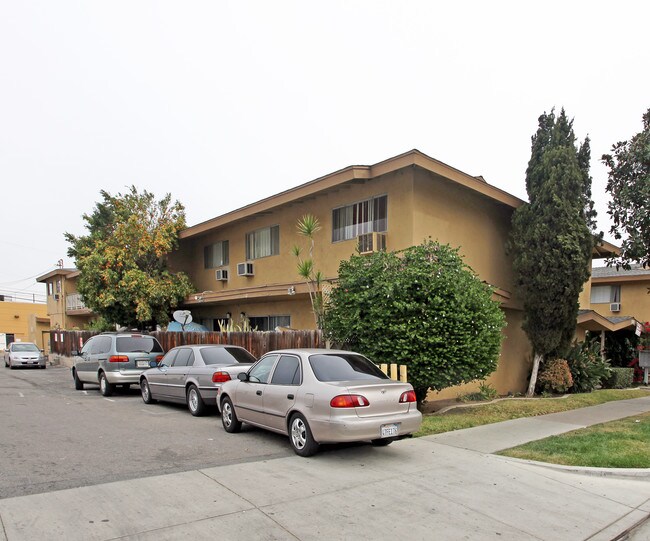 1743 E Wilson Ave in Orange, CA - Foto de edificio - Building Photo