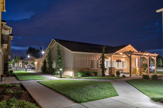 Four Seasons Central in Vancouver, WA - Foto de edificio - Building Photo