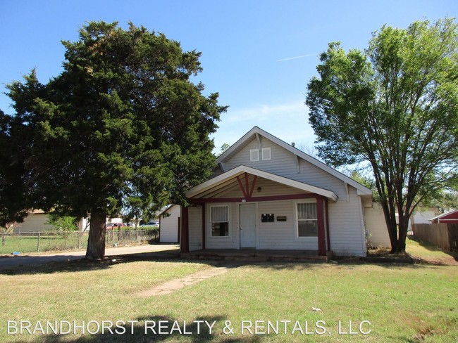 310 E Tom Stafford Ave in Weatherford, OK - Building Photo - Building Photo