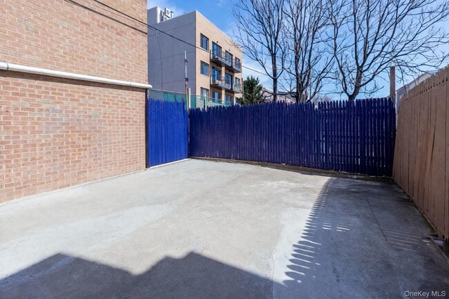 100-30 Martense Ave in Queens, NY - Foto de edificio - Building Photo