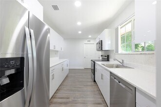 2355 NW 99th Terrace in Miami, FL - Building Photo - Building Photo