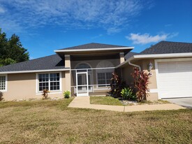 901 SW 13th St in Cape Coral, FL - Foto de edificio - Building Photo