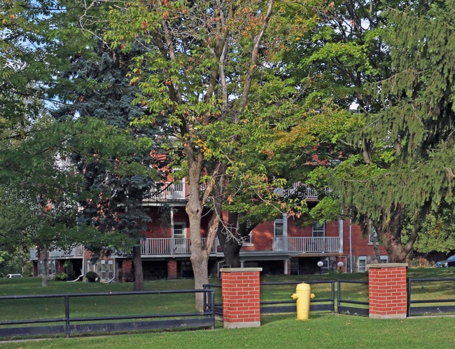 High Street Manor in Whitby, ON - Building Photo - Building Photo