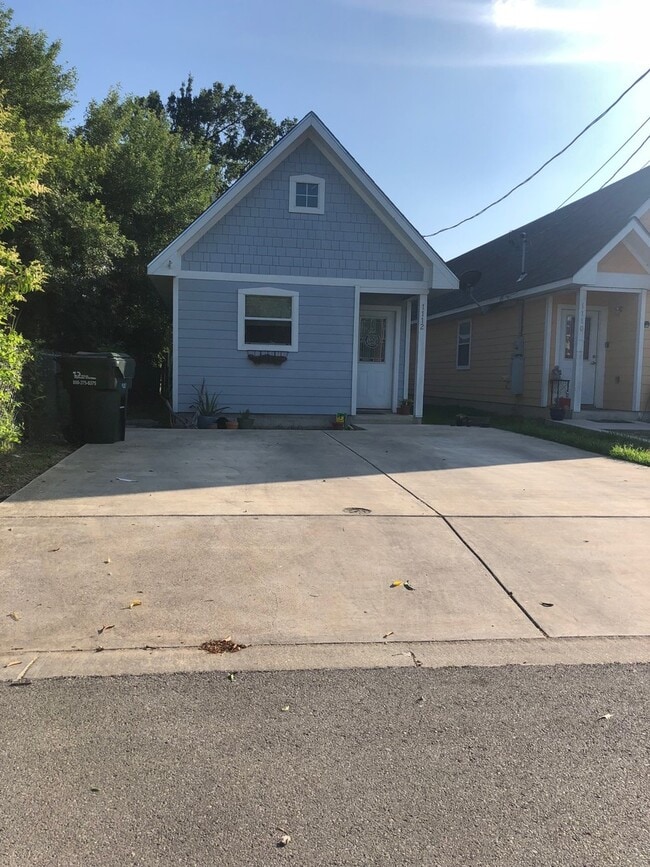1112 Jones St in San Marcos, TX - Building Photo - Building Photo