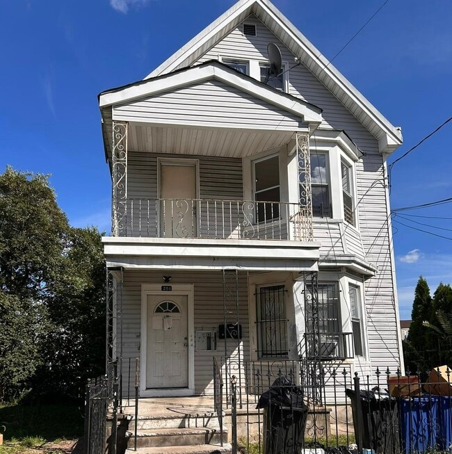 206 Peshine Ave, Unit 2 in Newark, NJ - Foto de edificio - Building Photo